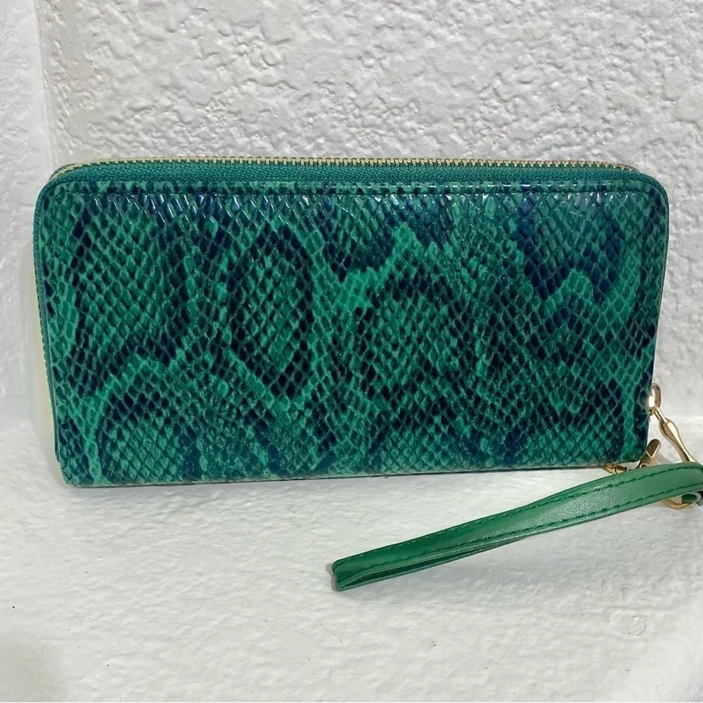 NWOT Green faux fake imitation alligator skin wallet clutch wristlet